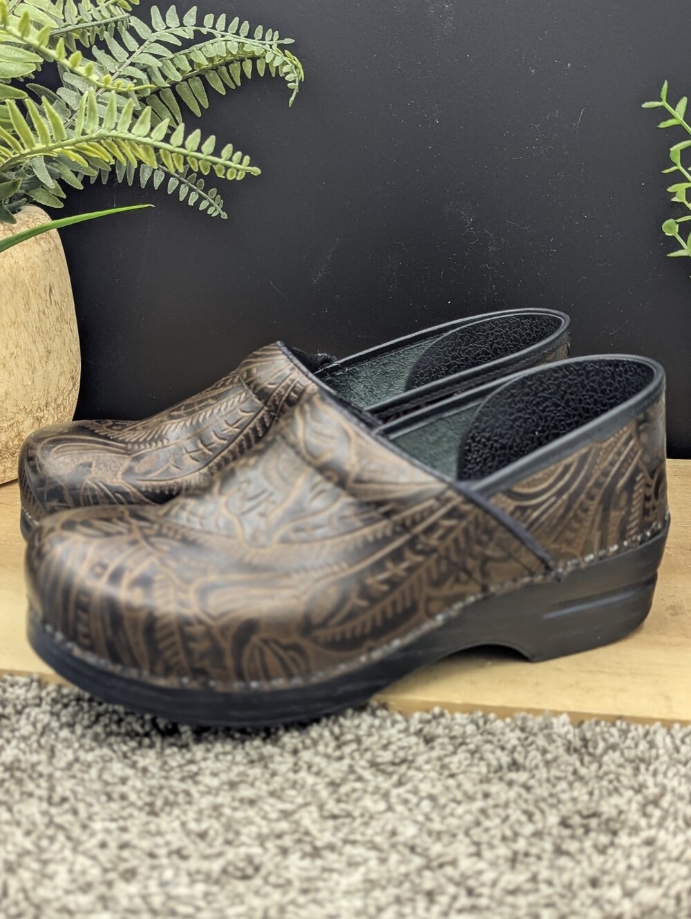 Dansko Professional Tooled Leather Women's Size 40(US 9.5/10) Work Mules